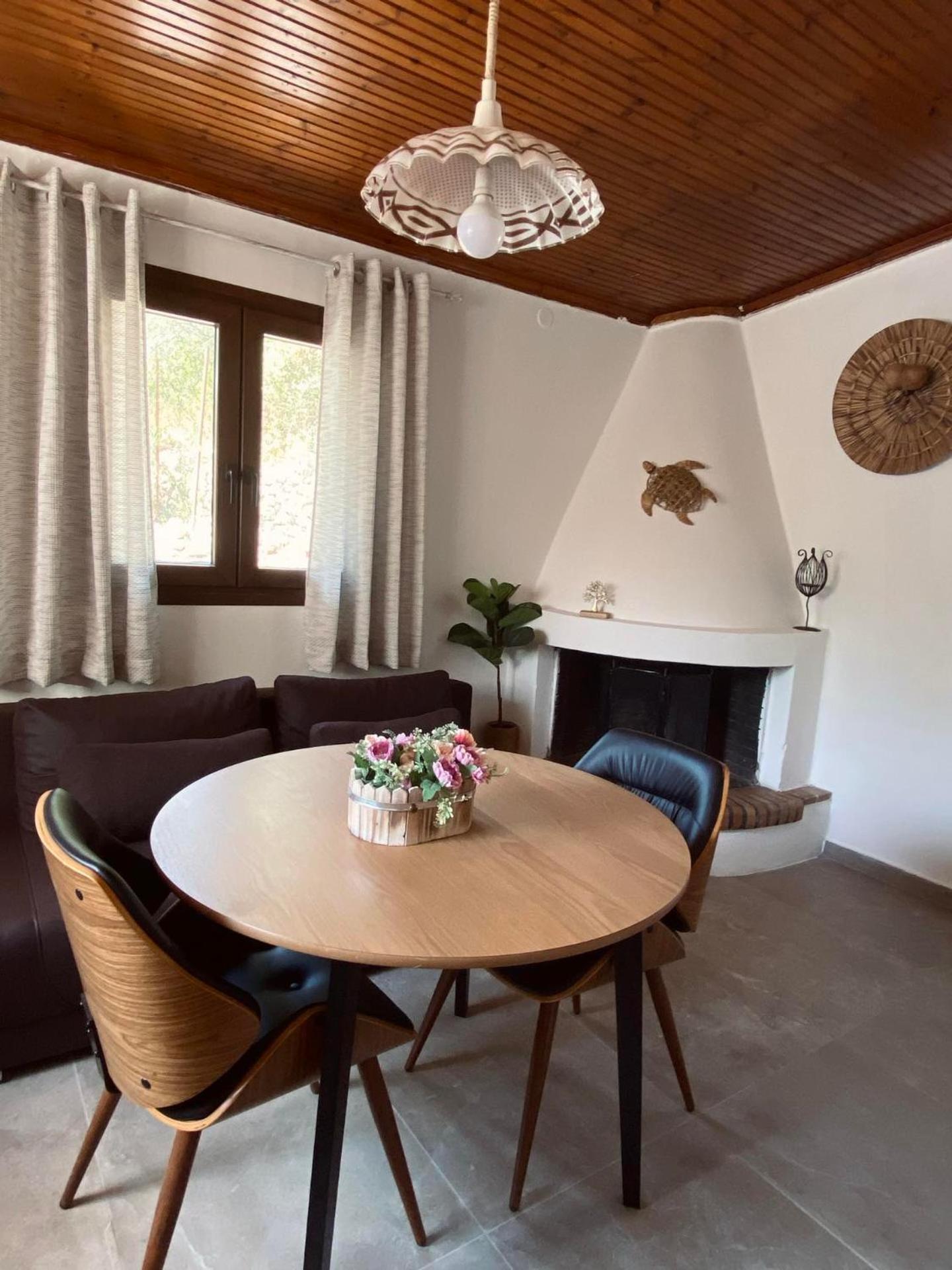 Moxy Paxos - Cozy Gaios
