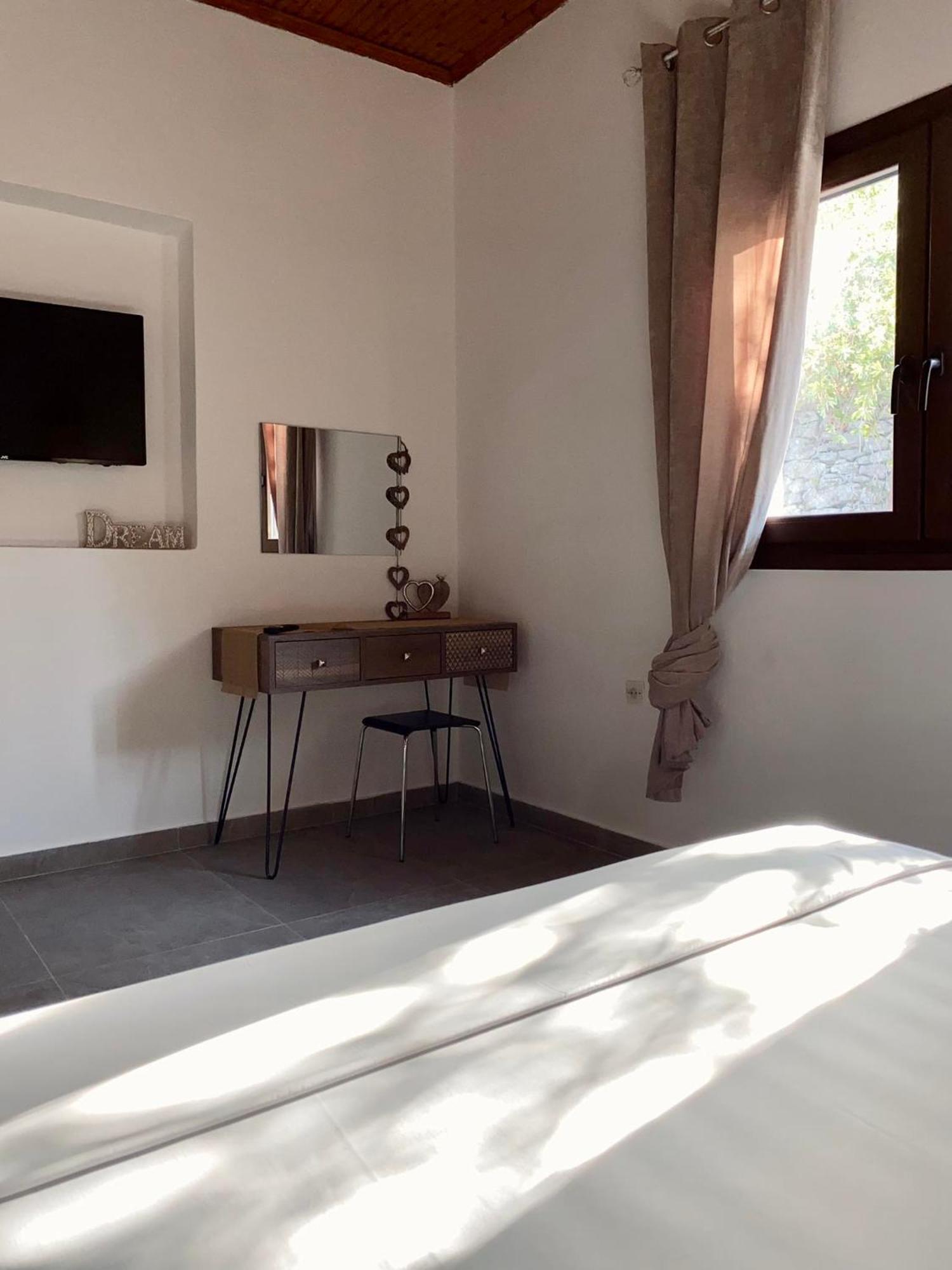 Moxy Paxos - Cozy * Gaios